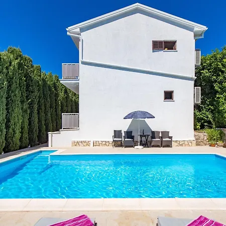 Family House Rose With Pool - Happy