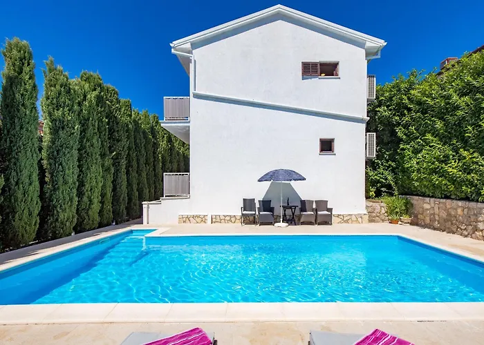 Family House Rose With Pool - Happy