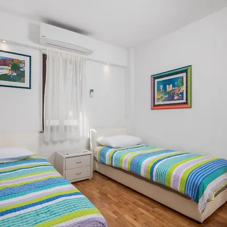 Casa vacanze Family House Rose With Pool - Happy