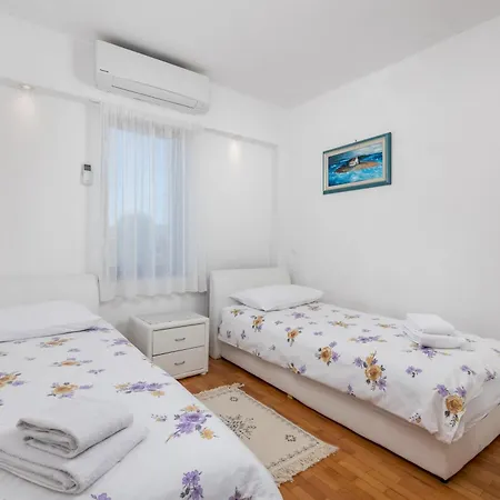 Casa vacanze Family House Rose With Pool - Happy *