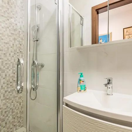 Casa vacanze Family House Rose With Pool - Happy