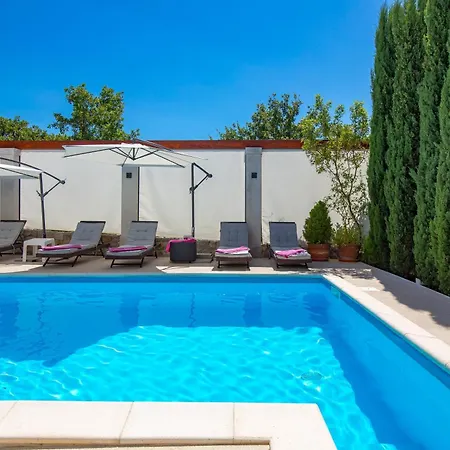 펜션 Family House Rose With Pool - Happy *