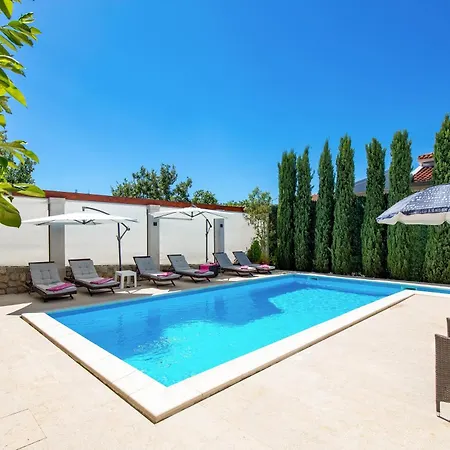 펜션 Family House Rose With Pool - Happy