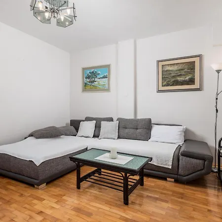 Family House Rose With Pool - Happy Casa vacanze