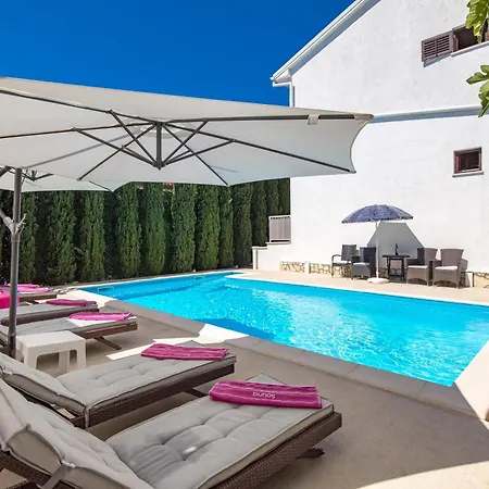 Family House Rose With Pool - Happy Ferienhaus *