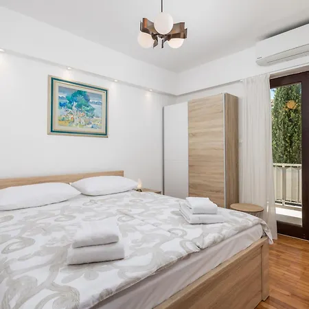 Family House Rose With Pool - Happy