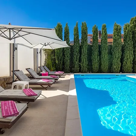 펜션 Family House Rose With Pool - Happy Pinezići