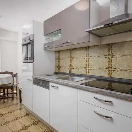 Family House Rose With Pool - Happy Casa vacanze