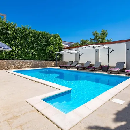 펜션 Family House Rose With Pool - Happy