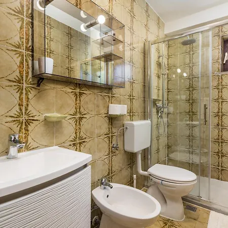 Casa vacanze Family House Rose With Pool - Happy