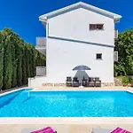 Family House Rose With Pool - Happy